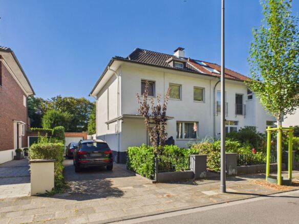 Doppelhaushälfte in Köln-Junkersdorf, Frontansicht