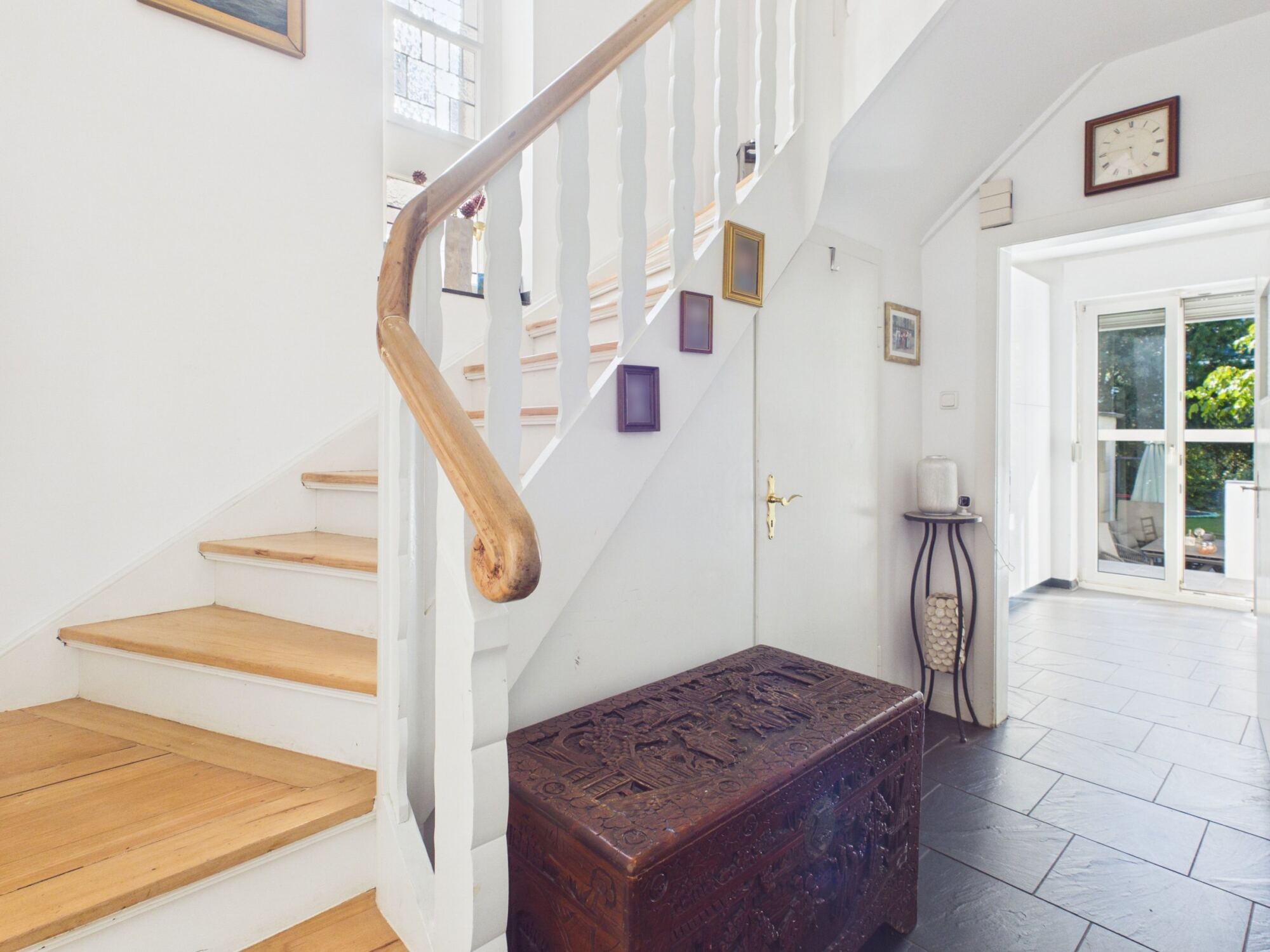 Diele mit Holztreppe und Zugang zur Terrasse