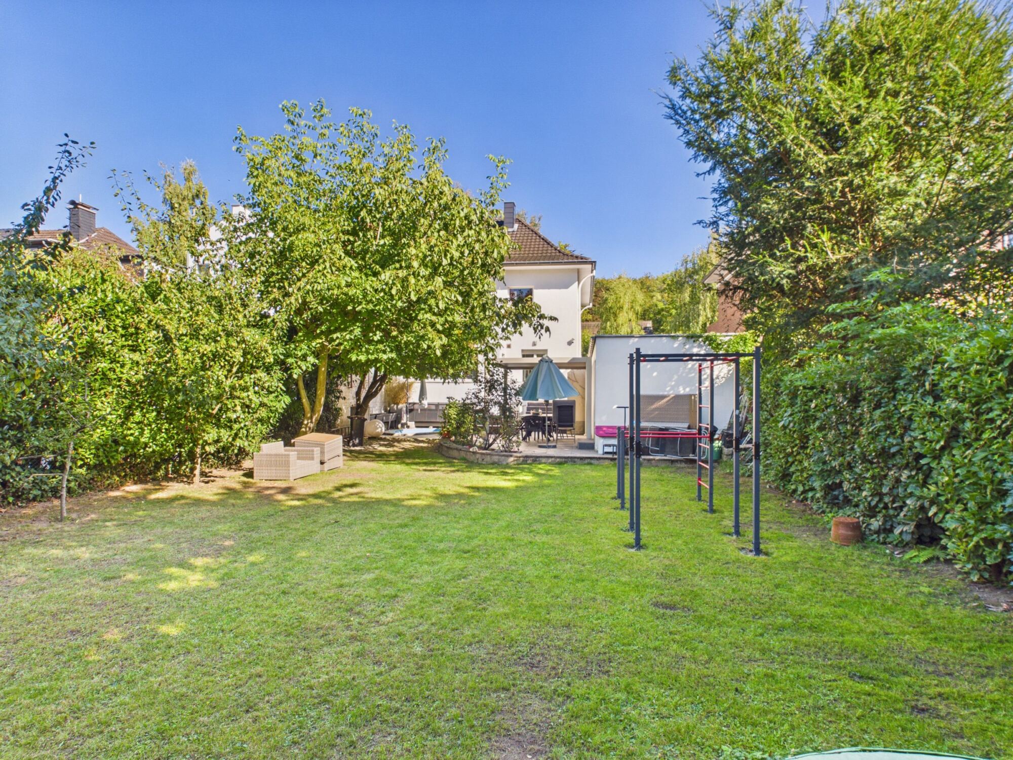 Garten mit Blick auf Haus und Terrasse