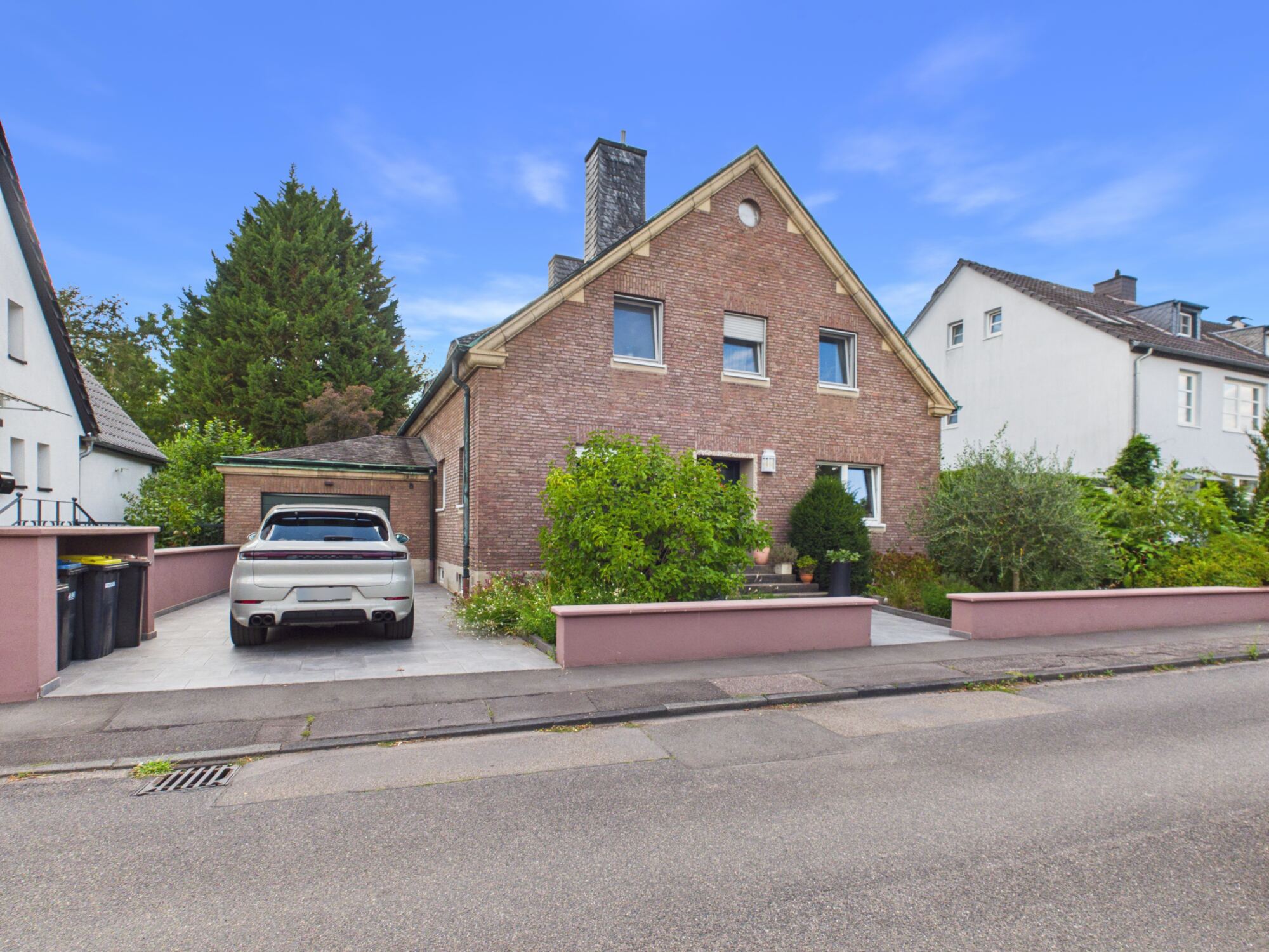 Freistehendes Familiendomizil auf 880 m² Südwest-Grundstück